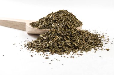 beyaz arka plan üzerinde tahta kaşık üzerinde nane yaprakları