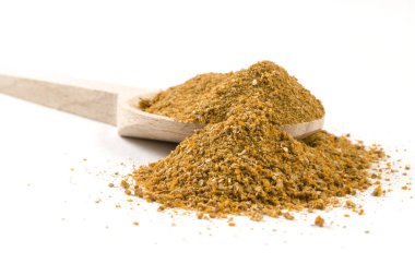 beyaz arka plan üzerinde tahta kaşık üzerinde bitki veya bitkisel biber karışımı