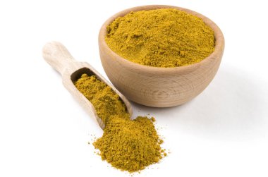 Sarı köri ahşap kase ve beyaz arka plan üzerinde izole Kepçe. Baharat ve Gıda katkı maddeleri.