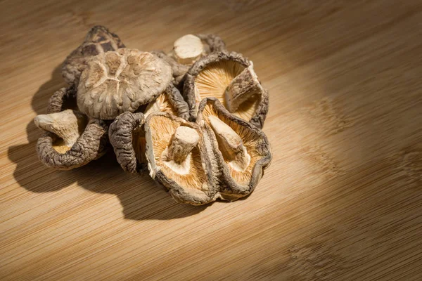 Gruppo Funghi Shitake Asciugati Che Posano Scrivania Bambù Ingrediente Alimentare — Foto Stock