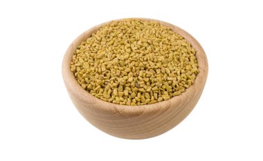 beyaz arka plan üzerinde izole ahşap kase içinde çemen tohumu. 45 derece lik görüş. Baharatlar ve gıda maddeleri.