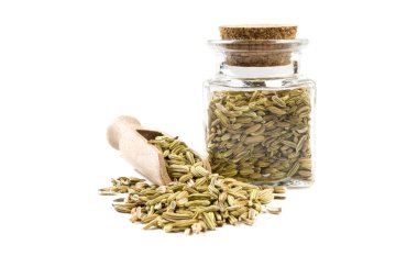 beyaz arka plan üzerinde izole ahşap kepçe ve kavanoz rezene tohumları. ön görünüm. baharatlar ve gıda maddeleri.