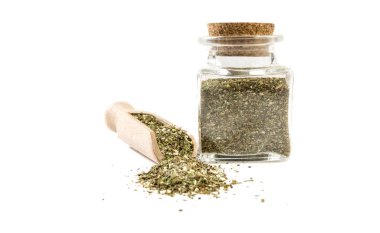 yeşil tuzlu karışımı veya Chubritsa ahşap kepçe ve beyaz arka plan üzerinde izole kavanoz. ön görünüm. baharatlar ve gıda maddeleri.