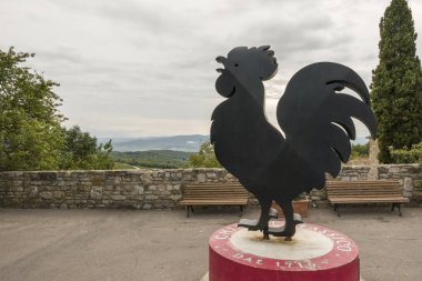 Castellina, Chianti, İtalya - 19 Eylül 2018: Siyah horoz, Chianti Classico şaraplarının amblemi, Chianti, Toskana, İtalya 'da Castellina' da heykel