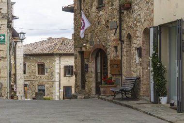 Castellina, İtalya - 19 Eylül 2018: Castellina şehir merkezindeki kalenin yakınlarındaki tipik yerel şarap dükkanı.