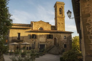 Volpaia; Siena; İtalya - 19 Eylül 2018: Siena İtalya 'nın Chianti ilinin Radda belediyesine bağlı güçlendirilmiş ortaçağ köyü Volpaia şehri.