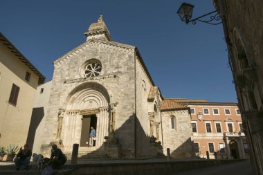 San Quirico d 'Orcia, Siena / İtalya-20 Eylül 2018: Ortaçağ San Quirico d' Orcia köyünde yer alan San Quirico Kolej Kilisesi