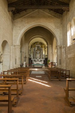 San Quirico d 'Orcia, Siena / İtalya-20 Eylül 2018: Ortaçağ' da San Quirico d 'Orcia' nın ortaçağ Toskana köyünde yer alan San Quirico Koleji kilisesinin iç mimarisi