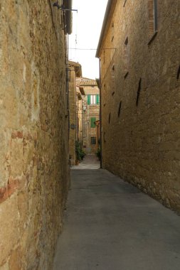 Pienza / İtalya 21. 2018: İtalya 'nın Toskana kentindeki Pienza kasabasında dar sokaklar.