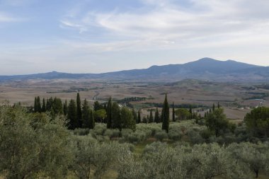Val d 'Orcia vadisindeki Pienza kasabasından görüntü.