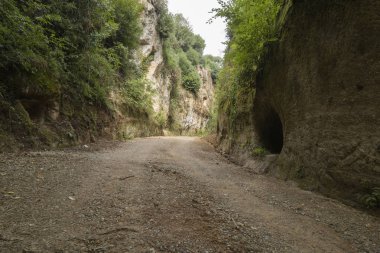 Etrüsk Via Cava, antik nekropolü birbirine bağlayan tuff kayasını kazan uzun hendeklerden biri