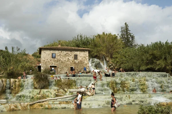 Saturnia, Grosseto / İtalya 23 Eylül 2019: Toskana 'da şelale ve kaplıcalarda turist banyosu.
