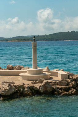 Hırvatistan 'ın güney Dalmaçya kentindeki Peljesac Yarımadası' ndaki Orebiç kasabasında deniz feneri.