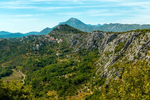 Dalmaçya Hırvatistan 'ın Cetina Vadisi' ndeki köylerden biri..