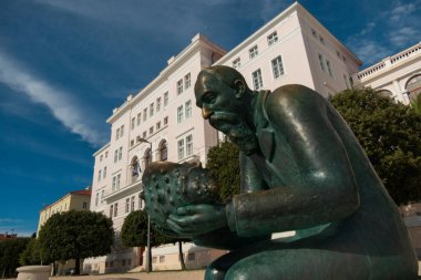 Hırvatistan 'ın Zadar Üniversitesi rektörlüğüne giriş. Hırvat malakolog Spiridon Hughina 'nın anıtı. Heykeltıraş Ratko Petriç 'in heykeli.