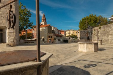 Zadar Beş kuyusu kare ve tarihi mimari görünümü, Dalmaçya, Hırvatistan.