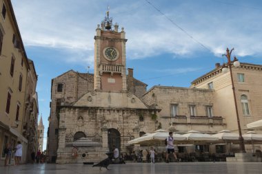 Zadar / Hırvatistan - 2 Eylül 2020: Hırvatistan ve Avrupa 'nın popüler turistik beldesi Zadar' ın ana meydanındaki manzara.