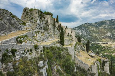 Klis Kalesi Dalmaçya Hırvatistan Split şehir dışında. Güzel eski kalıntıları ve yüksek dağ üst Adriyatik Denizi üzerinde bina. Taş yapılar güzel mimarisi. Antik Royal Castle