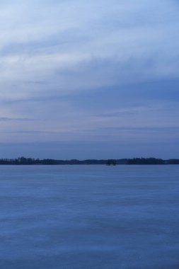 Bahar akşam İsveç İskandinavya Avrupa'nın renkli günbatımı güzel doğa ve manzara fotoğraf. Güzel açık havada resim Gölü ile