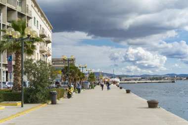 gündüz yürüyen insanlarla şehir sokakları görünümü