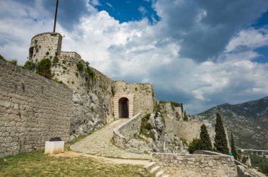 Klis Kalesi Dalmaçya Hırvatistan Split şehir dışında. Güzel eski kalıntıları ve yüksek dağ üst Adriyatik Denizi üzerinde bina. Taş yapılar güzel mimarisi. Antik Royal Castle