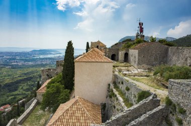 Klis Kalesi Dalmaçya Hırvatistan Split şehir dışında. Güzel eski kalıntıları ve yüksek dağ üst Adriyatik Denizi üzerinde bina. Taş yapılar güzel mimarisi. Antik Royal Castle