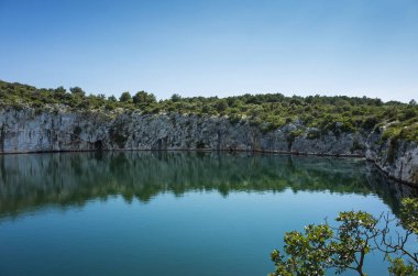 Rogoznica Dalmaçya Hırvatistan, ejderha göz. Güzel doğa ve manzara kayalar ve kayalıklarla küçük bir göl çevresinde. Güzel sıcak güneşli bahar günü açık mavi gökyüzü ile.