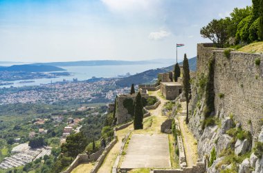 Klis Kalesi Dalmaçya Hırvatistan Split şehir dışında. Güzel eski kalıntıları ve yüksek dağ üst Adriyatik Denizi üzerinde bina. Taş yapılar güzel mimarisi. Antik Royal Castle