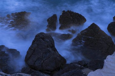 Sisli bir günde güzel kayaların manzarası