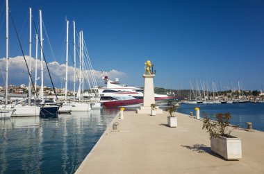 Split, Hırvatistan, 21 Mayıs 2018, güzel güneşli bir günde eski şehir, Nice açık havada popüler turistik şehir. Liman tekneler ve mavi gökyüzü ile.