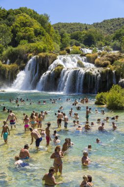 Milli Park Krka, Hırvatistan, 14 Ağustos 2017, insanlar suda yüzen şelale, Nice sıcak yaz günü kapatın.