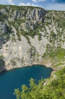 Mavi göl Imotski Hırvatistan, çok büyük ve derin Düden Dalmaçya dağlarda güzel doğa ve manzara fotoğrafı.