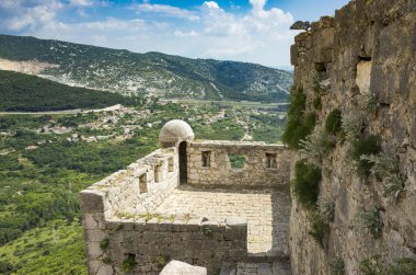 Klis Kalesi Dalmaçya Hırvatistan Split şehir dışında. Güzel eski kalıntıları ve yüksek dağ üst Adriyatik Denizi üzerinde bina. Taş yapılar güzel mimarisi. Antik Royal Castle