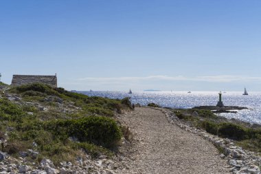 gündüz deniz yoluyla yüzen yelkenli teknelerin görünümü 