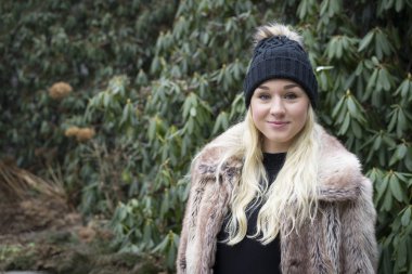 Açık havada giyen kürk ceket poz güzel sarışın genç kadın 