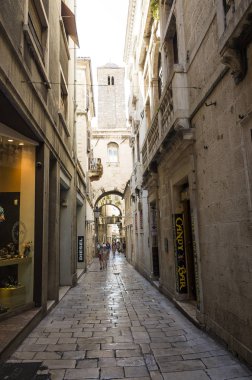 Split, Hırvatistan, 21 Mayıs 2018, güzel güneşli bir günde eski şehir, Nice açık havada popüler turistik şehir. Street insanlar yürüme.