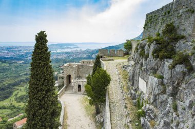 Klis Kalesi Dalmaçya Hırvatistan Split şehir dışında. Güzel eski kalıntıları ve yüksek dağ üst Adriyatik Denizi üzerinde bina. Taş yapılar güzel mimarisi. Antik Royal Castle
