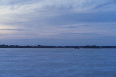 Bahar akşam İsveç İskandinavya Avrupa'nın renkli günbatımı güzel doğa ve manzara fotoğraf. Güzel açık havada resim Gölü ile
