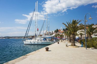 Rogoznica, Hırvatistan, 20 Mayıs 2018, güzel güneşli bir bahar günü, Adriyatik Denizi, Nice açık mavi gökyüzü, deniz ve deniz araçları ile popüler turistik kentin.