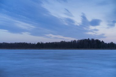 Bahar akşam İsveç İskandinavya Avrupa'nın renkli günbatımı güzel doğa ve manzara fotoğraf. Güzel açık havada resim Gölü ile