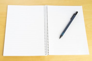 ahşap zemin üzerine kalem ile boş bir not defteri