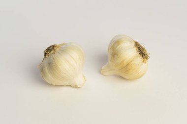 Beyaz arka plan üzerinde organik Çiğ sarımsak. Çiğ veya madde olarak ne zaman yemek yemek iyi sağlıklı yemek yemek. Zevkli ve güzel baharat.