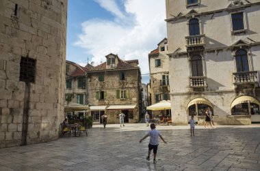 Split, Hırvatistan, 21 Mayıs 2018, güzel güneşli bir günde eski şehir, Nice açık havada popüler turistik şehir. Street insanlar yürüme.