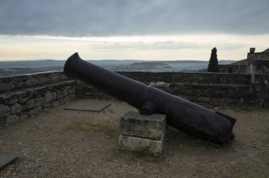 çatıda ana silah ile kale görünümü 