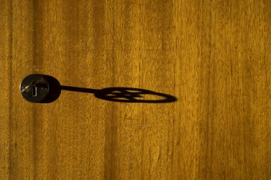 Ahşap kapı anahtar deliği anahtarında gölgesi. Güzel dokular, şekil ve Ayrıntılar. 