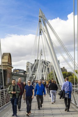 Londra Büyük Britanya, 12 Ekim 2017, insanlar Golden Jubilee köprüde, Nice güneşli sonbahar günü şehirde yürüyüş