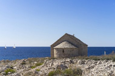 uçurum ve küçük taş Katolik Razanj Hırvatistan Avrupa