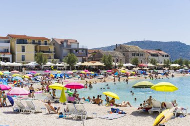 Primosten, Hırvatistan, 5 Ağustos 2017, insanlar güzel plaj, güzel sıcak yaz günü mavi gökyüzü ve okyanus üzerinde.