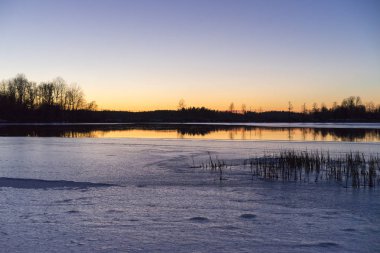 Bahar akşam İsveç İskandinavya'güzel doğa ve manzara fotoğraf. Güzel renkli açık fotoğraf göl ve gün batımında buz ile.