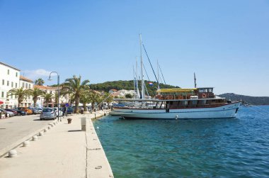 Rogoznica, Hırvatistan, 20 Mayıs 2018, güzel güneşli bir bahar günü, Adriyatik Denizi, Nice açık mavi gökyüzü, deniz ve deniz araçları ile popüler turistik kentin.